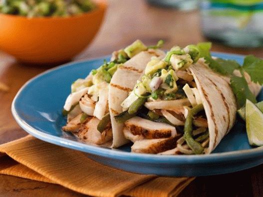 Tacos cu pui la grătar, ardei, ceapă cu salată de varză