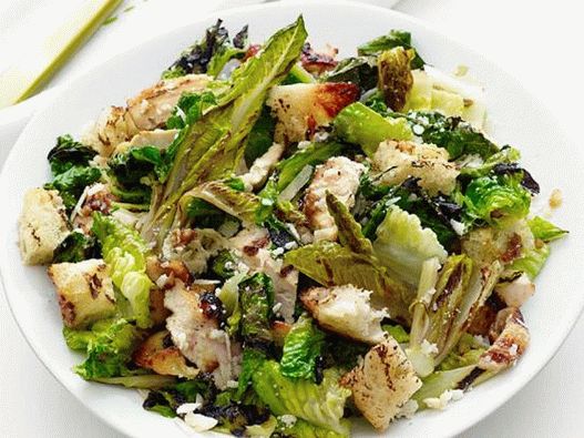 Salată de pui la grătar, focaccia și romaine cu pansament Cezar