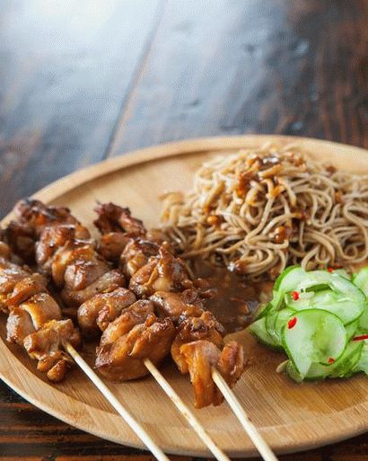 Photo Pui Skewered cu Salată Tailandeză picantă