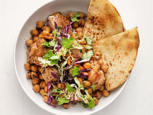 Foto de pui cu sos de curry cu garnitura de năut