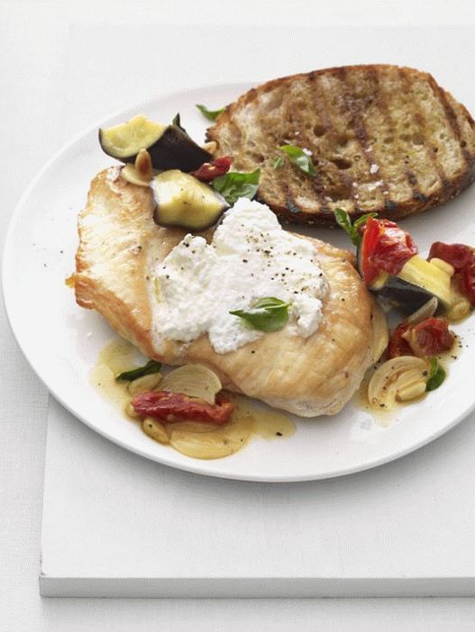 Foto de pui cu o farfurie de roșii uscate la soare și vinete