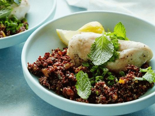 Fotografie de pui cu quinoa, fistic și caise gătite într-un aragaz lent