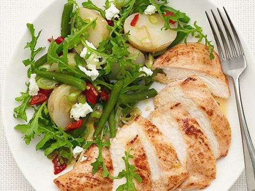 Photo Pui cu salată de cartofi calzi