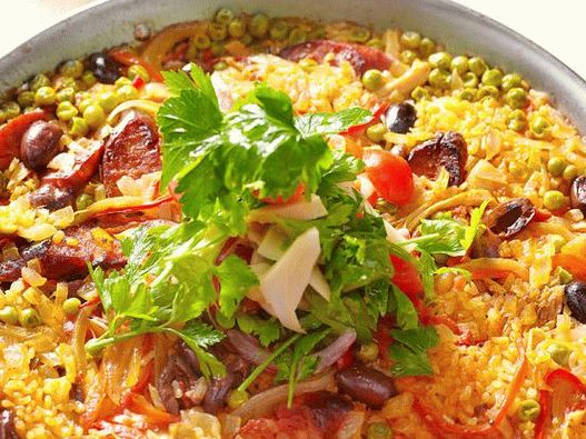 Foto cu paella de pui cu cârnați chorizo