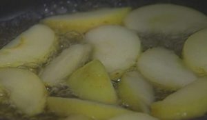  " ></li>
<li>Într-o cratiță mică, fierbeți sosul de vin până la fierbere, lingura de zahar, otet, gem. <img src="/wp-content/uploads/images/kurinaya_pechen_s_yablokami_foo_4.jpg"alt=