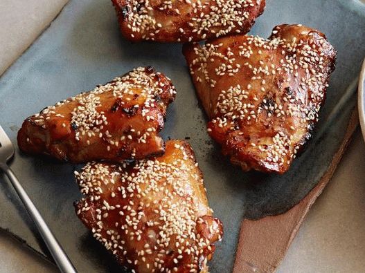 Fotografie cu coapse de pui la grătar în sos Teriyaki