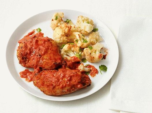 Foto coapse de pui în sos tikka masala