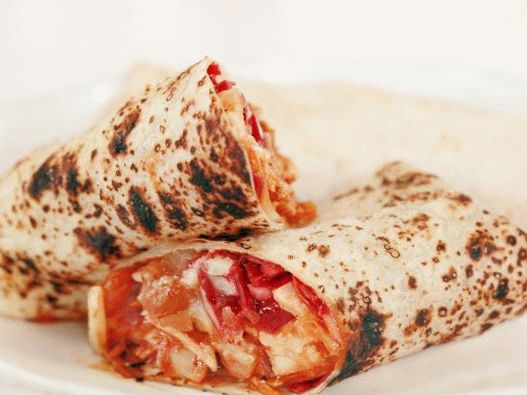 Foto Burritos de pui cu fasole și varză roșie în sos picant