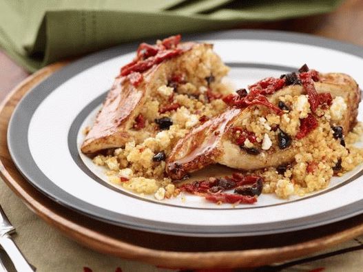 Fotografie de piept de pui umplut cu cuscus, brânză feta, roșii uscate la soare și măsline