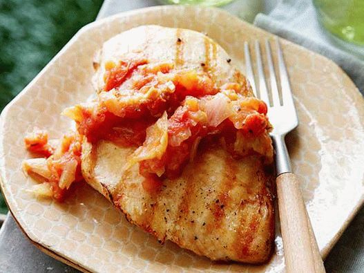 Piept de pui la grătar foto cu sos de tomate