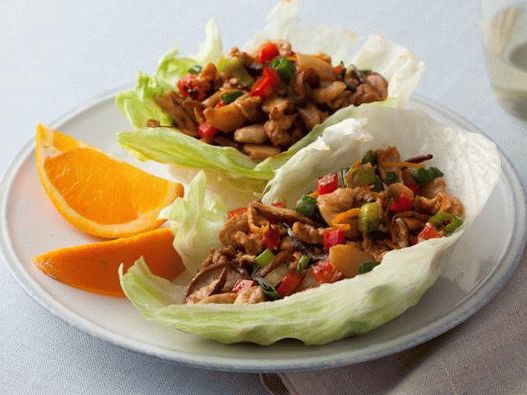 Foto piept de pui chinezesc pe salată