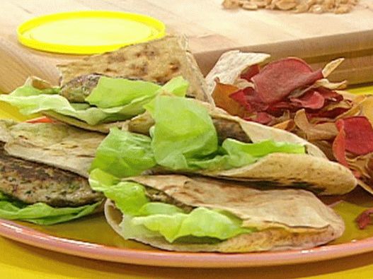 Foto de pui tăiate cu sos de chutney în pita