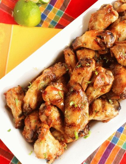 Fotografia aripioarelor de pui marinate și coapte în sos de habanero