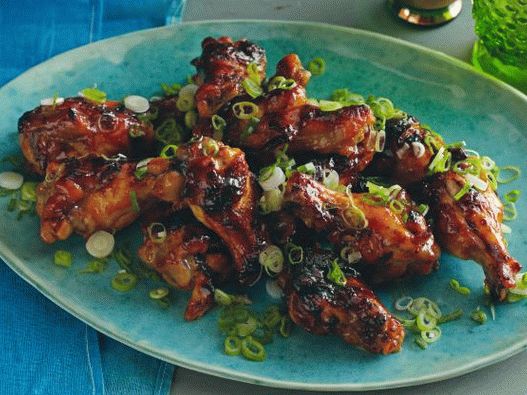 Fotografie cu aripi de pui la grătar în glazură de muștar