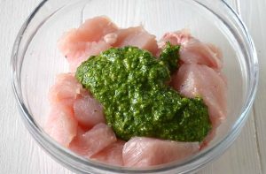  " ></li>
<li>Pinioanele din lemn trebuie înmuiate în apă înainte de utilizare. Apoi pătrundem o bucată de carne într-o frișcă, urmată de o roșie cherry și deci alternează.  <img src="/wp-content/uploads/images/kurinie_shashlichki_s_pesto_na_grile_foo_4.jpg"alt=