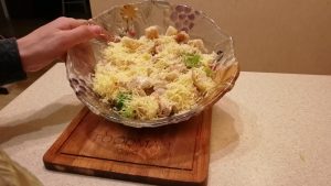  " ></li>
<li>Garnisiți cu roșii cherry și salată verde.  Să aveți un frumos pofta de mancare!  <img src="/wp-content/uploads/images/kurinij_cezar_s_pikantnim_sousom_foo_10.jpg"alt=