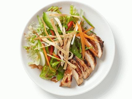 Foto Salată de pui în stil asiatic cu pansament cu nuci de vișine