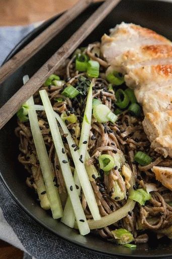 Salată de pui foto Soba