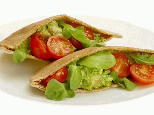 Foto cu salată de pui cu pesto în Pita