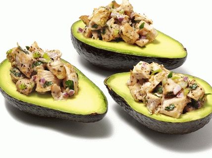 Foto Salată de pui în jumătățile de avocado