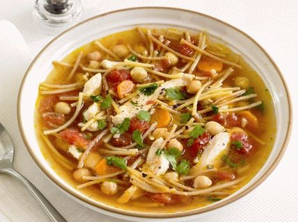 Foto Supa de pui cu năut și spaghete