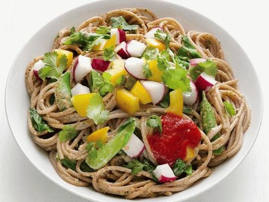 Foto taitei asiatici cu legume de vară