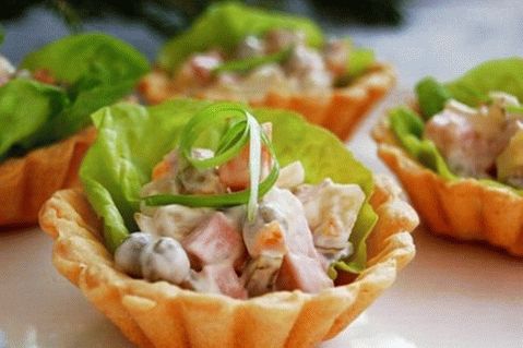 Salată ușoară de pui și ciuperci în tartele