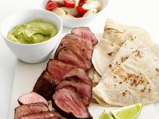 Foto Tortilla cu carne și roșii cu sos de avocado