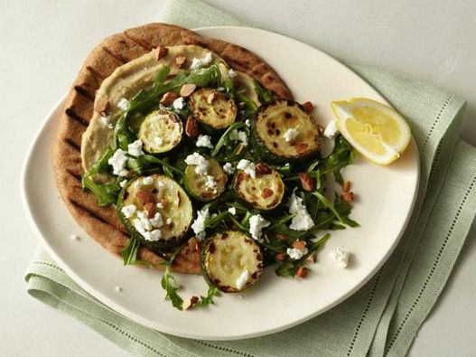 Foto Tortilla cu dovlecel la cuptor, hummus, arugula, branza de capra si migdale
