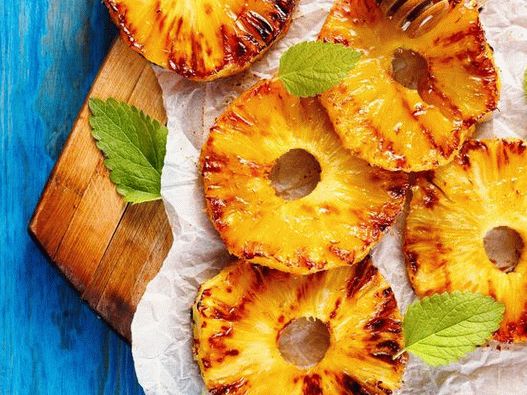 Ananas la grătar în glazură de miere