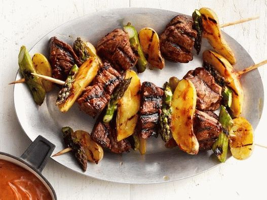 Fotografia felului de mâncare - frigarui cu carne de vită cu legume