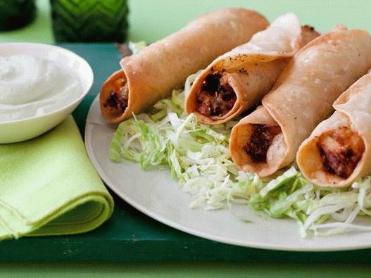 Foto cu farfuria - Flautas cu cremă de pui și avocado