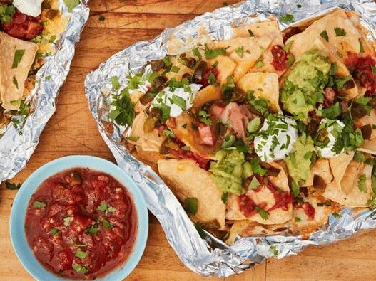 Fotografia felului de mâncare - Nachos cu brânză, fasole și cârnați cu chorizo   la grătar