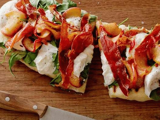 Foto din farfurie - pizza de vară cu piersici, brânză burrata, rumenă și șuncă crocantă la grătar