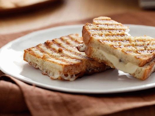 Foto cu farfuria - Panini cu mozzarella și tapenadă de măsline