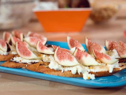 Fotografia farfuriei - Crostini cu smochine, ricotta cu miere și alune