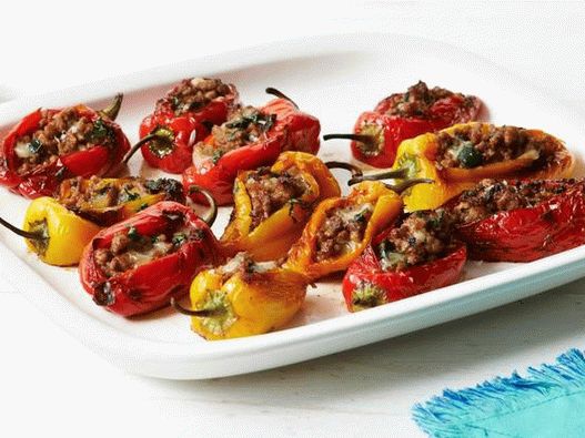 Fotografia felului de mâncare - ardei umpluți cu carne tocată