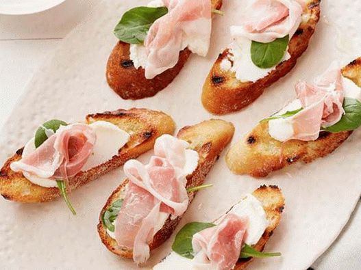 Fotografia felului de mâncare - Bruschetta cu smochine, brânză ricotta și șuncă