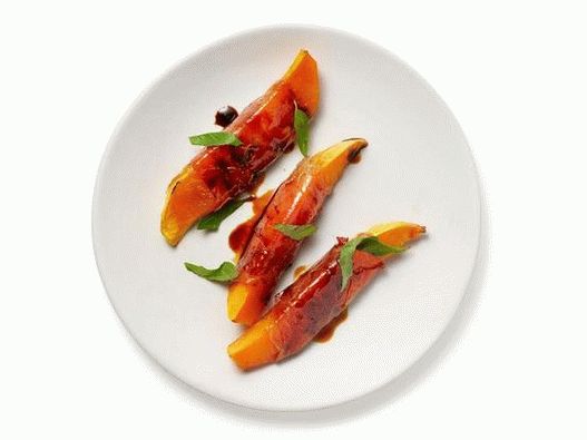 Fotografie cu dovleac de nucșoară feliat învelit în prosciutto