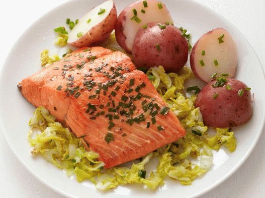 Somon foto cu arpagic, coriandru și legume