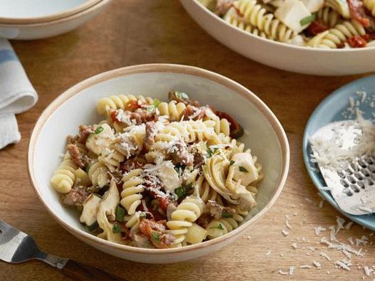 Fotografia farfuriei - Fusilli cu carne tocată, anghinare și roșii uscate la soare