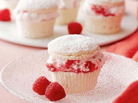 Fotografia farfuriei - Cupcakes cu cremă de zmeură