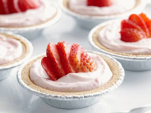 Fotografia farfuriei - Cheesecakes servite cu căpșuni fără coacere