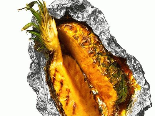 Fotografie cu farfurie - ananas glazurat pe grătar în folie