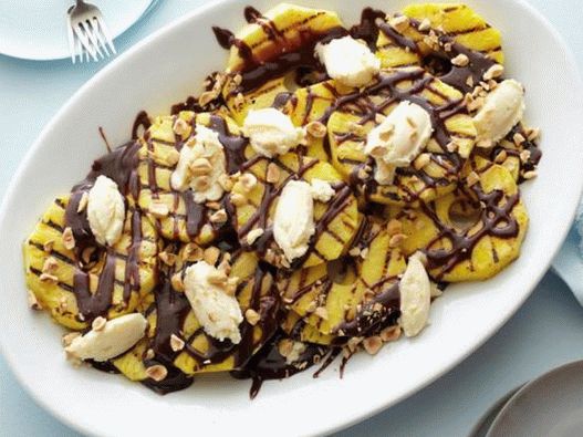Fotografia felului de mâncare - ananas la grătar și desert Nutella