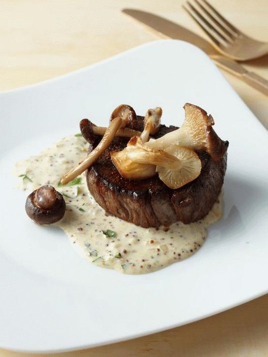 Foto cu mâncare - Filet mignon cu sos de muștar cremos și ciuperci sălbatice