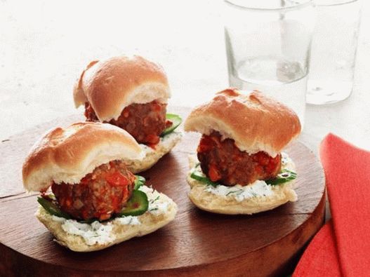 Fotografie de vase - Mini Cheeseburgers cu chiftele și brânză de capră