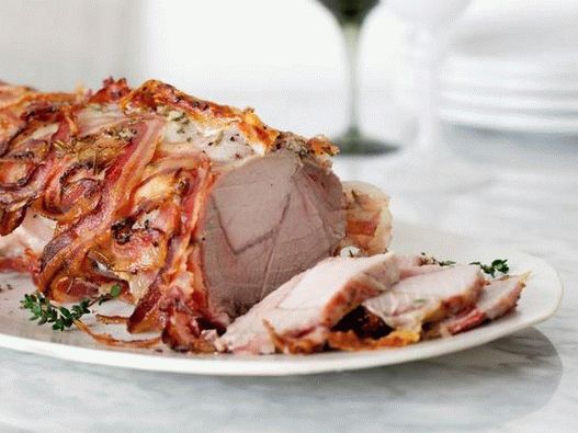 Lăutul de porc învelit în slănină la cuptor