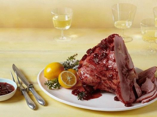 Șuncă de porc coapte într-o glazură ascuțită de vișine