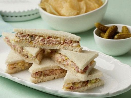 Sandwich cu șuncă și castraveți murați
